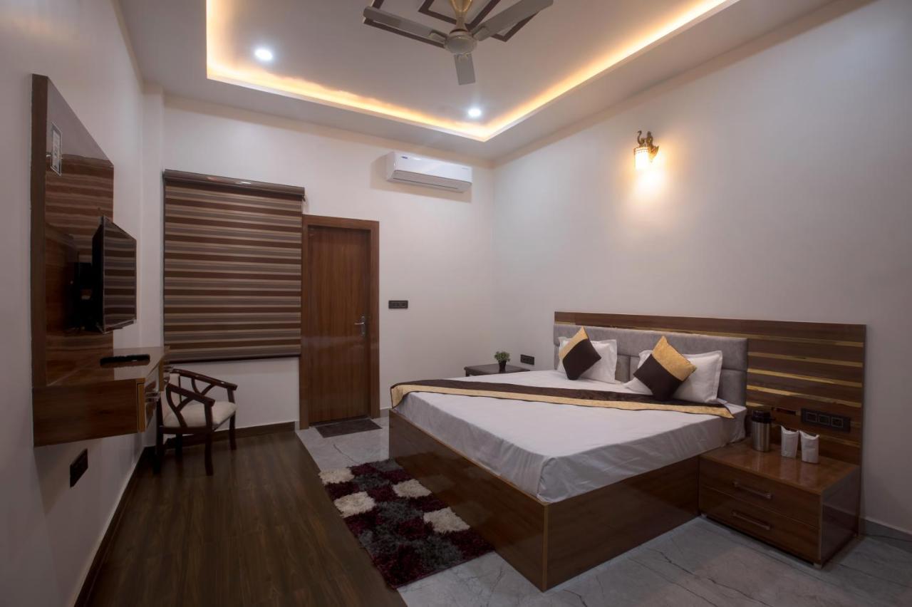 Hotel Madhav Residency Mathura Esterno foto